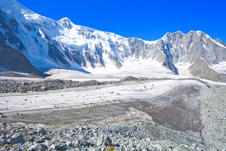 山风景与冰川和石碎石