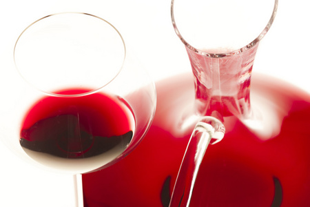 红酒的玻璃和玻璃水瓶，带红酒