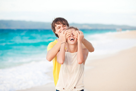 年轻快乐的夫妻热带海滩上很开心。蜜月