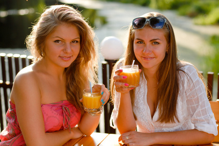 两个幸福女人喝橙汁