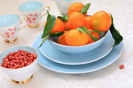 成熟的柑橘和红皮 pinuts