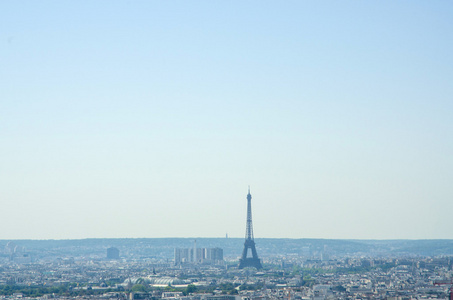 在晴朗的夏天的巴黎天际线