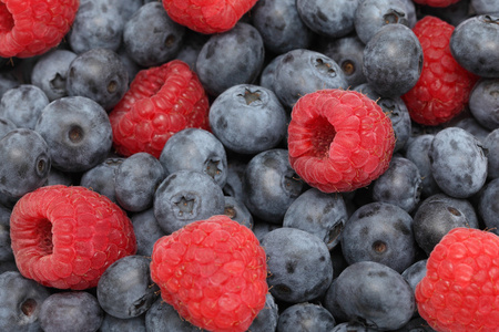 成熟的蓝莓和树莓