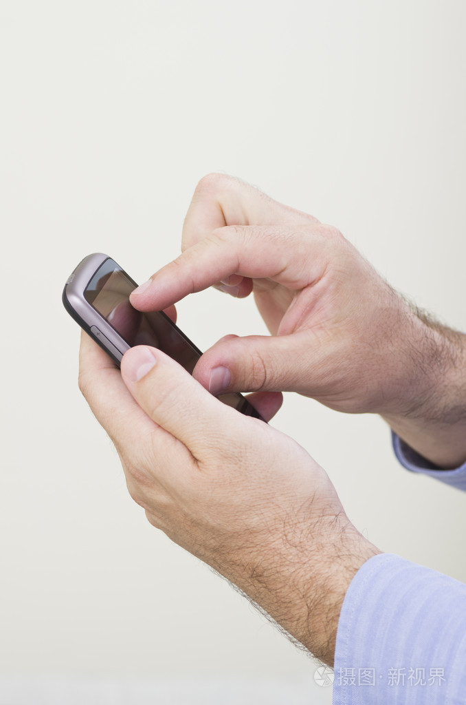 商人使用智能手机的侧面图