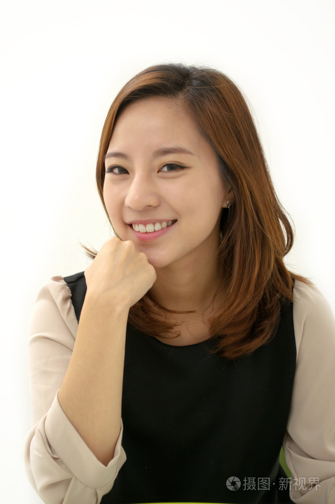 华丽的年轻女性自信地微笑