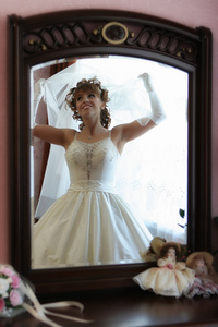 在镜子里的新娘