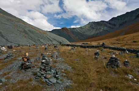 一堆堆的石头在阿尔泰山