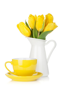 黄色郁金香和茶杯子