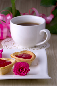 与果酱假日 tartlets 附近的喝杯茶