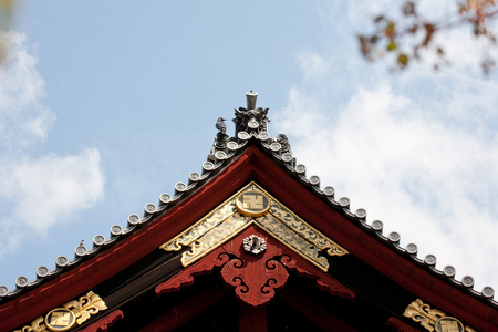 日本寺庙屋顶对蓝蓝的天空上的详细信息