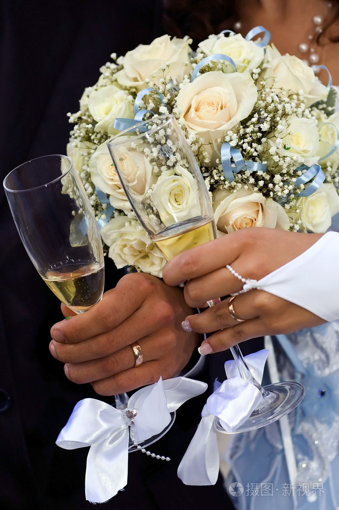 新娘和新郎在婚礼眼镜手牵手照片