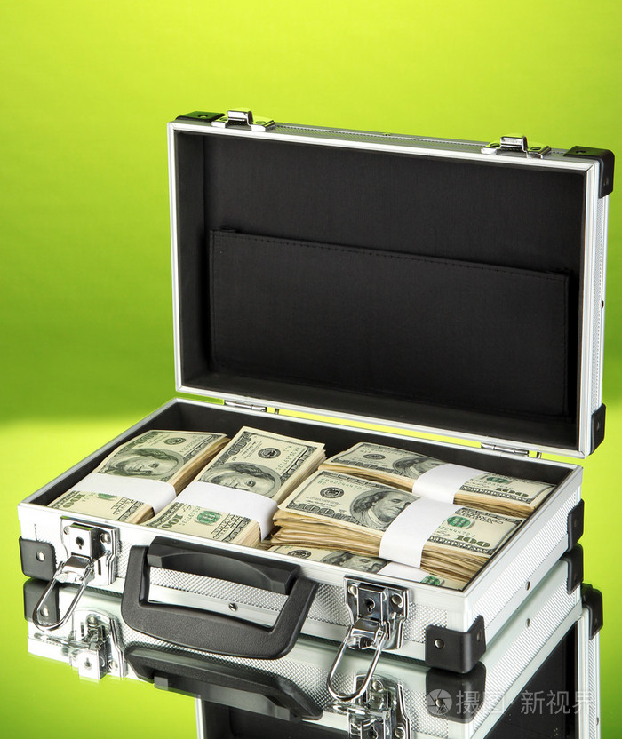 具有绿色背景的100美元钞票的手提箱
