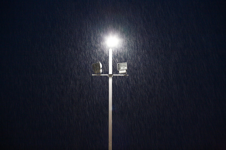 在雨中体育字段在晚会上的灯