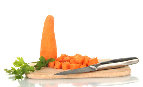 胡萝卜用刀在切菜板上白色隔离