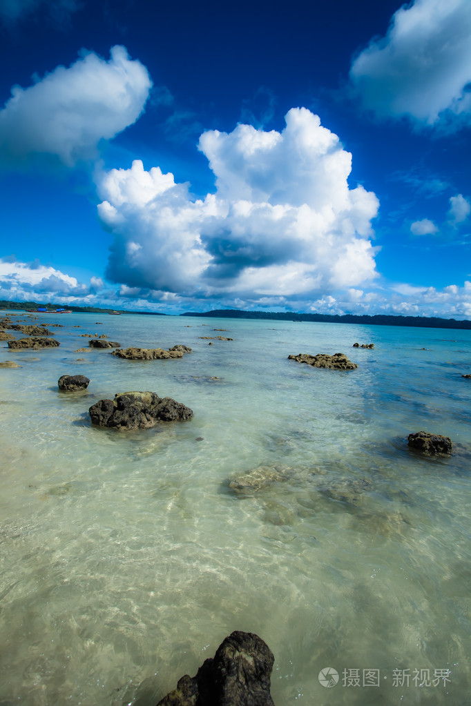 宁静岛海滩的风景照片
