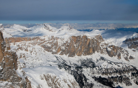 在冬天从直升机采取的多洛米蒂山空中天空视图