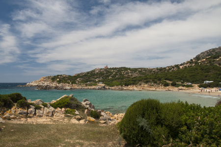 绿松石蓝色的大海和白色沙滩与岩石在撒丁岛意大利