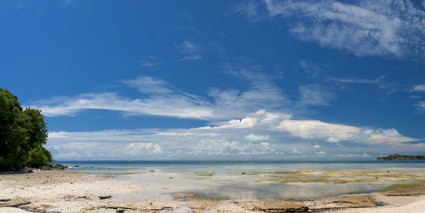 绿松石热带玻利尼西亚人天堂棕榈海滩海洋海水晶水婆罗洲印度尼西亚