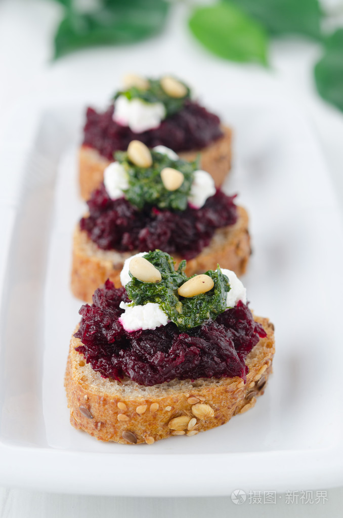 甜菜沙拉配香蒜酱和山羊奶酪上烤的杂粮面包