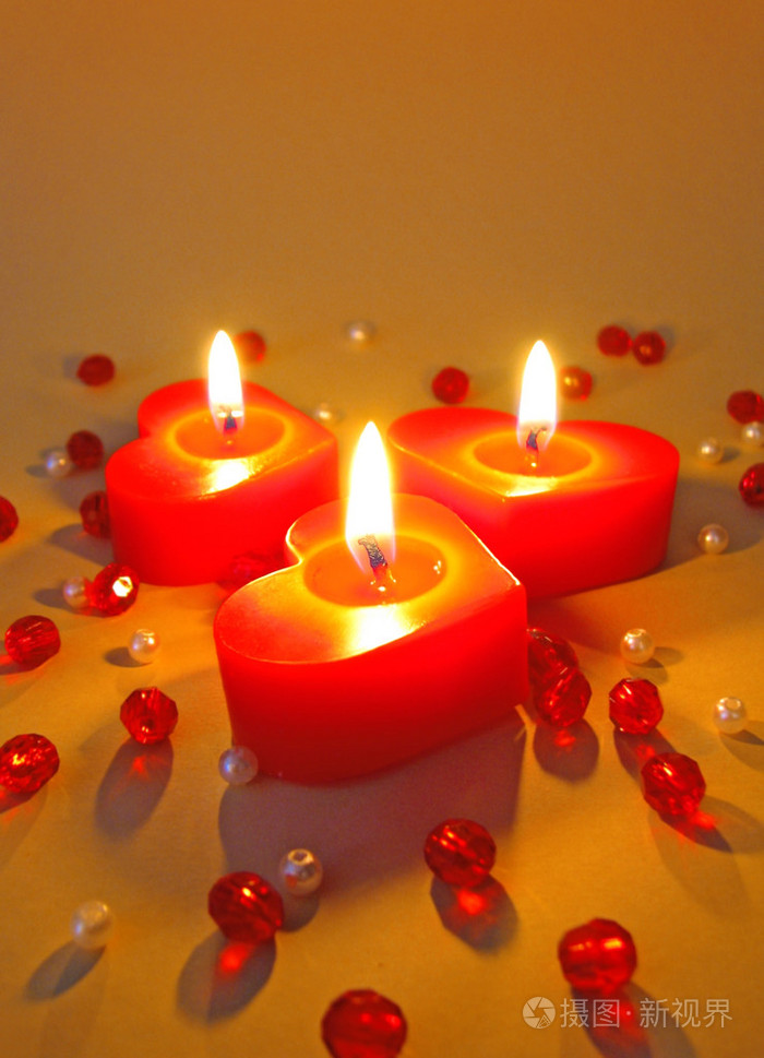 三根燃烧着的蜡烛照片-正版商用图片1b8x8y-摄图新视界