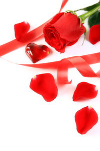 红玫瑰和白板上的餐具的特写