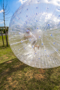 儿童在 zorbing 球玩得开心