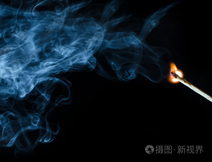 在黑色的背景匹配与烟点火