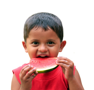 吃新鲜西瓜与羟基磷灰石可爱 英俊的小印度男孩