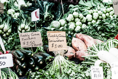 水果和蔬菜在市场上的农民