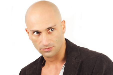 年轻的光头男人怀疑图片-年轻的光头男人怀疑素材-年轻的光头男人怀疑