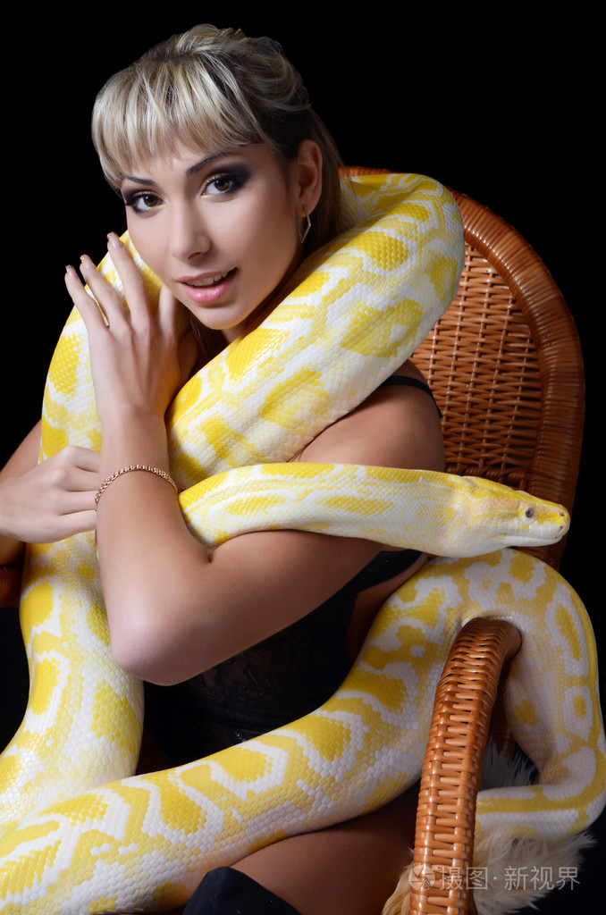 漂亮的女人和大黄色蛇