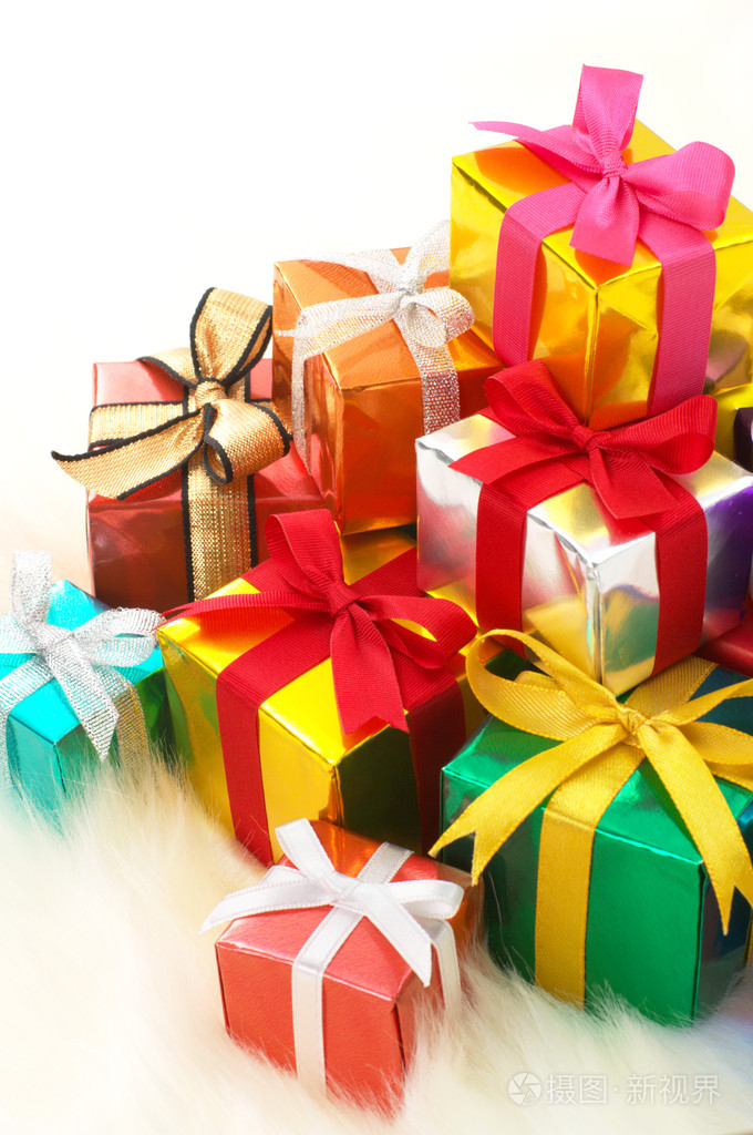 一堆礼物放在白色假皮毛背景上. (垂直)照片-正版商用图片1b97wk-摄图