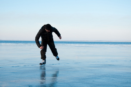 在冰上滑冰的男孩