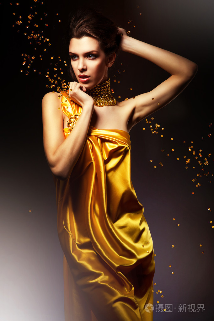 穿着黄色衣服有吸引力的女人