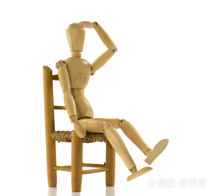 在椅子上的小木偶