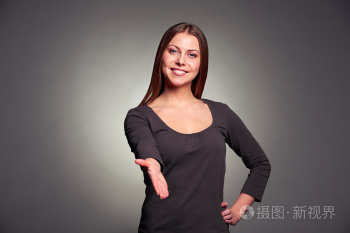 女人伸出她的手握手