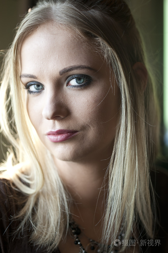 漂亮的蓝眼睛的年轻女人
