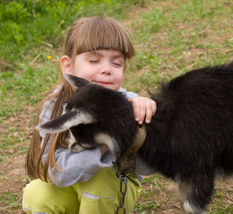 小女孩用山羊