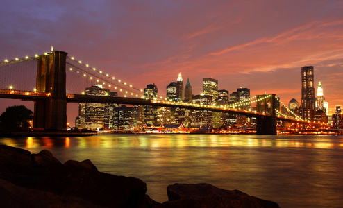 布鲁克林大桥和纽约地平线在晚上