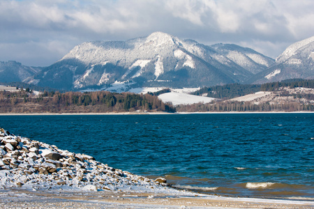 山下湖在冬天塔特拉山