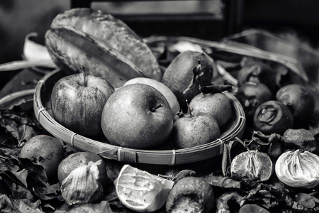 背景上的黑色水果和蔬菜图标灰色木桌上黑色盘子上五颜六色的有机产品