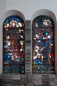 从教会的天主教彩绘玻璃窗口