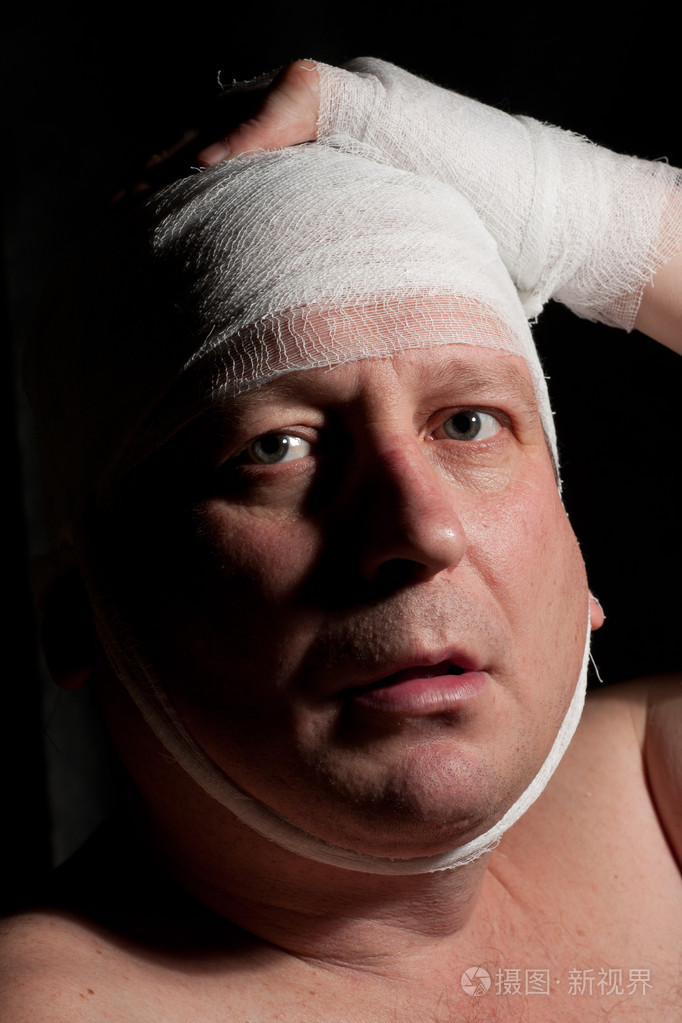 男子用头上的绷带寻找不开心的东西