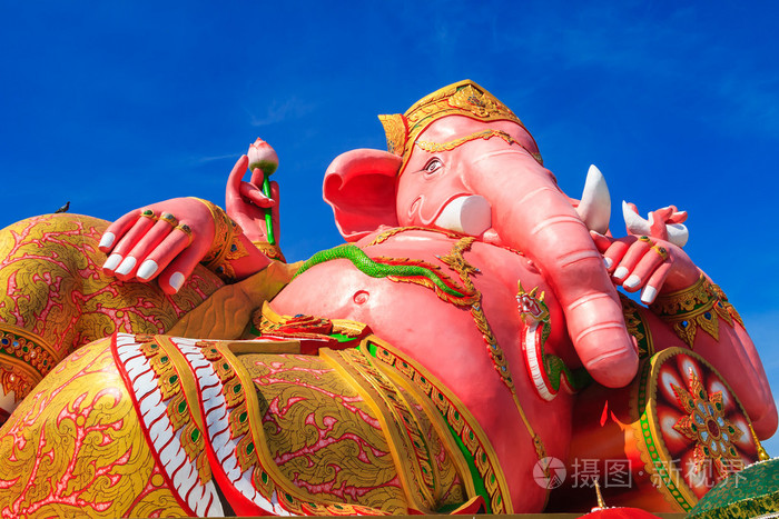 粉红象头神雕像在放宽行动泰国