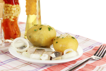 鲱鱼和孤立在白色的板上土豆的菜