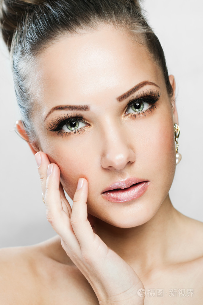 一个美丽的女人的美丽的脸和干净脸上的皮肤的特写肖像