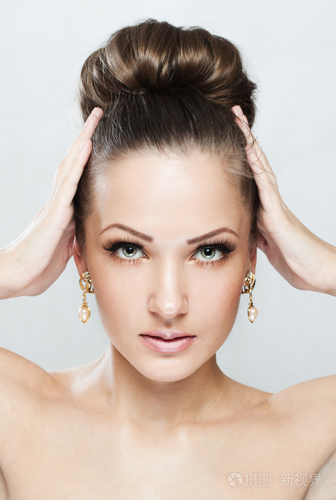 一个美丽的女人的美丽的脸和干净脸上的皮肤的特写肖像照片-正版商用