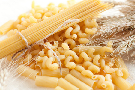意大利面和小麦的小穗图片
