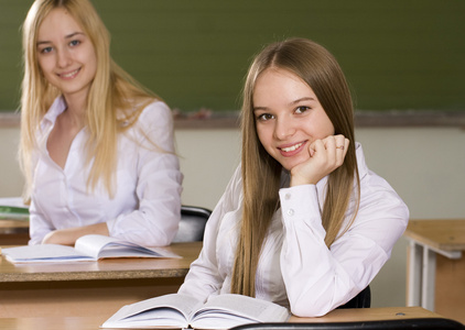 在学校的年轻女孩