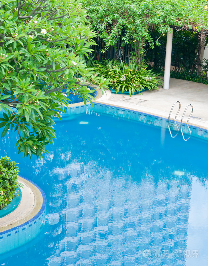 美丽的游泳池